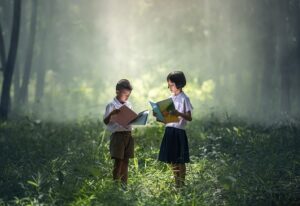森の中で本を読みあう少年と少女