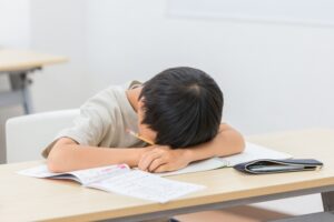 分からない、と机に突っ伏している少年